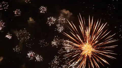 Los pirotécnicos piden que no se cancelen los fuegos artificiales: "Es una actividad regulada" Los pirotécnicos piden que no se cancelen los fuegos artificiales: "Es una actividad regulada"