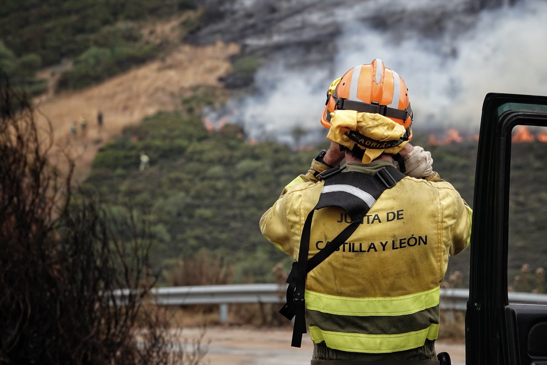 Las voces de la lucha contra el fuego: "¿Quién está dispuesto a abandonar a su suerte el trabajo de una vida?" Las voces de la lucha contra el fuego: "¿Quién está dispuesto a abandonar a su suerte el trabajo de una vida?"