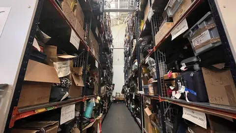 Drones, un acordeón y 88.000 euros en metálico: los insólitos hallazgos de la Oficina de Objetos Perdidos de Madrid Drones, un acordeón y 88.000 euros en metálico: los insólitos hallazgos de la Oficina de Objetos Perdidos de Madrid