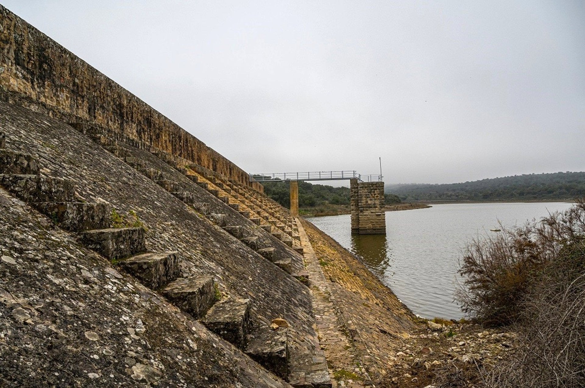 La CGH licita las obras de reparación del canal alimentador del embalse de Cornalvo La CGH licita las obras de reparación del canal alimentador del embalse de Cornalvo