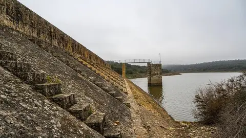 La CGH licita las obras de reparación del canal alimentador del embalse de Cornalvo La CGH licita las obras de reparación del canal alimentador del embalse de Cornalvo