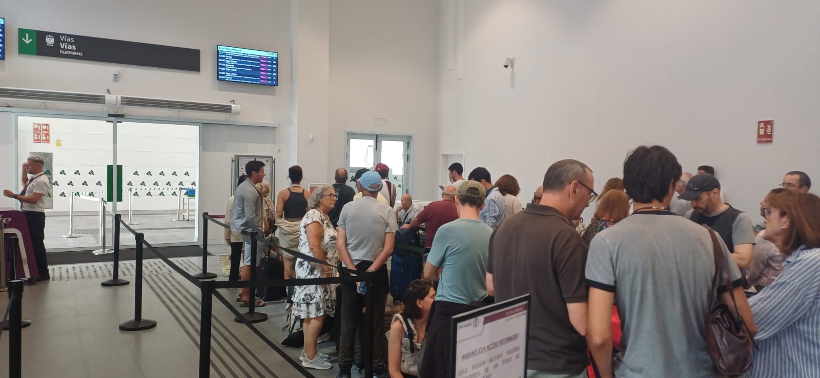 Recuperada la comunicación por tren A Coruña-Madrid, con retraso y enfado incluído por la falta de información Recuperada la comunicación por tren A Coruña-Madrid, con retraso y enfado incluído por la falta de información