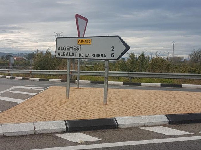 El Ayuntamiento de Algemesí invierte más de 77.000 euros para renovar señalización viaria afectada por la riada El Ayuntamiento de Algemesí invierte más de 77.000 euros para renovar señalización viaria afectada por la riada