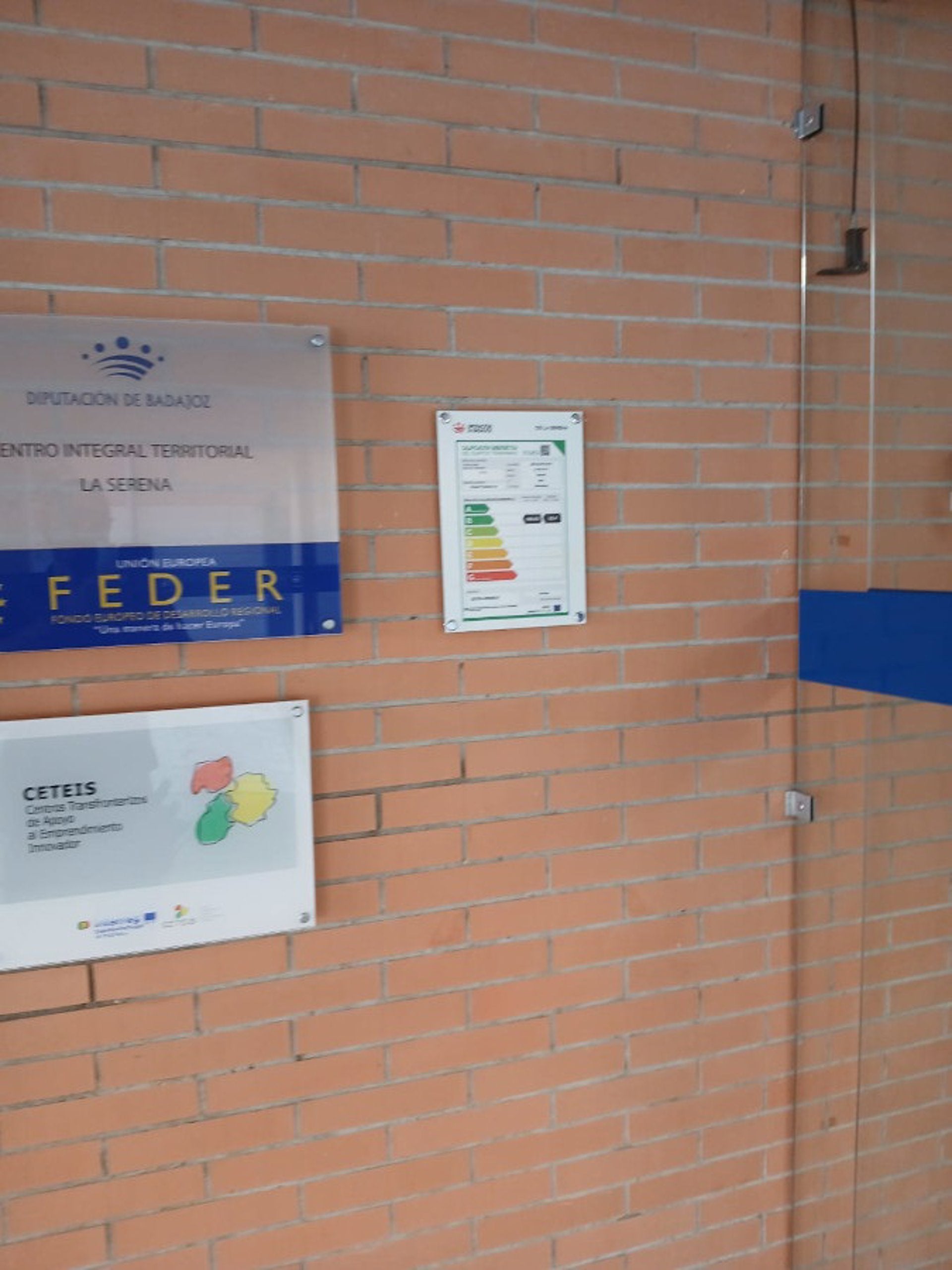 La Diputación de Badajoz finaliza la instalación de Etiquetas de Eficiencia Energética en todos sus edificios La Diputación de Badajoz finaliza la instalación de Etiquetas de Eficiencia Energética en todos sus edificios