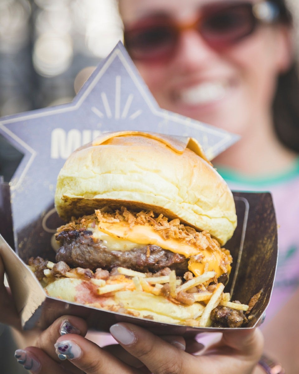 Del festival dedicado a la hamburguesa en Torrevieja a la excelencia de los vinos de La Mata. Sugerencias de Tony Pérez Del festival dedicado a la hamburguesa en Torrevieja a la excelencia de los vinos de La Mata. Sugerencias de Tony Pérez