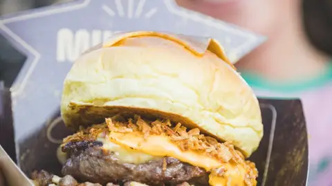 Del festival dedicado a la hamburguesa en Torrevieja a la excelencia de los vinos de La Mata. Las sugerencias de Tony Pérez Del festival dedicado a la hamburguesa en Torrevieja a la excelencia de los vinos de La Mata. Las sugerencias de Tony Pérez