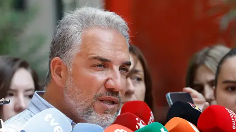 El vicesecretario de Política Autonómica, Municipal y Análisis Electoral del PP, Elías Bendodo , atiende a los medios de comunicación El vicesecretario de Política Autonómica, Municipal y Análisis Electoral del PP, Elías Bendodo , atiende a los medios de comunicación