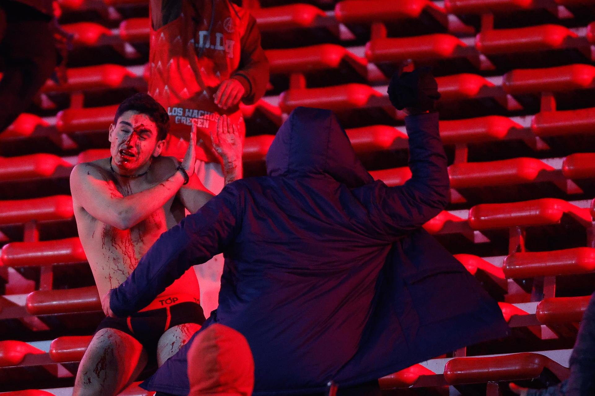 Una brutal reyerta en un estadio de Argentina acaba con al menos 10 heridos graves y 90 detenidos Una brutal reyerta en un estadio de Argentina acaba con al menos 10 heridos graves y 90 detenidos