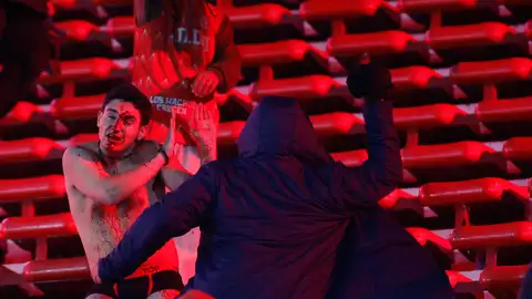 Más de 90 detenidos y al menos 10 heridos graves en una pelea en un estadio de Argentina Más de 90 detenidos y al menos 10 heridos graves en una pelea en un estadio de Argentina
