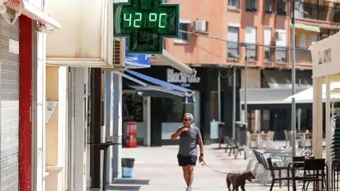 Un hombre pasea con su perro ante un termómetro urbano que marca una temperatura de 42º en la localidad valenciana de Xàtiva el pasado 11 de agosto. Un hombre pasea con su perro ante un termómetro urbano que marca una temperatura de 42º en la localidad valenciana de Xàtiva el pasado 11 de agosto.