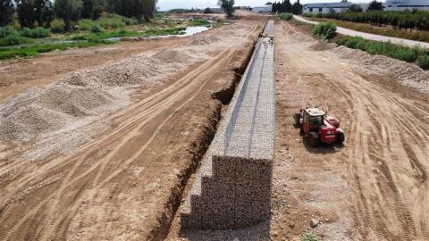 Obras mota defensa r&iacute;o Magro en l'Alcudia