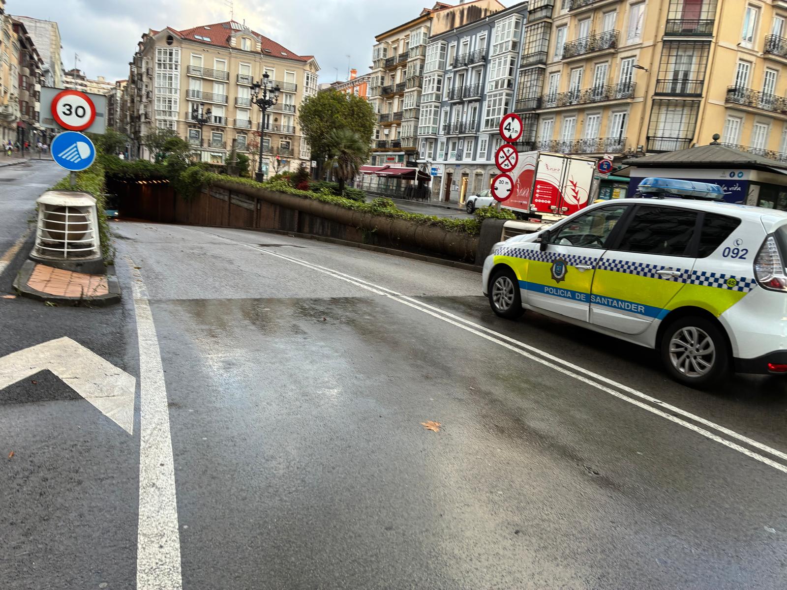 La lluvia inunda Santander y colapsa los accesos La lluvia inunda Santander y colapsa los accesos