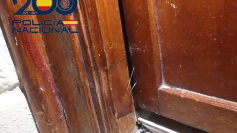 Puerta marcada con hilos de pegamento. - POLICÍA NACIONAL Puerta marcada con hilos de pegamento. - POLICÍA NACIONAL