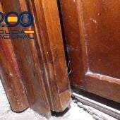 Puerta marcada con hilos de pegamento. - POLICÍA NACIONAL