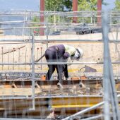 Un obrero trabaja en la construcción de una vivienda nueva, a 29 de julio de 2025, en Madrid (España). - Ricardo Rubio - Europa Press