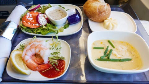 No comas en tu pr&oacute;ximo vuelo: un experto revela por qu&eacute; es un grave error