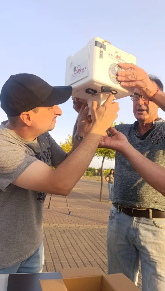 Investigadores preparan la sonda para su lanzamiento Investigadores preparan la sonda para su lanzamiento