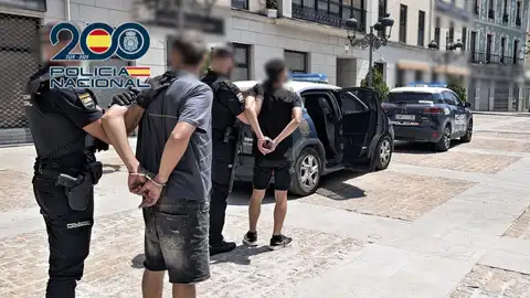 Agentes de la Policía Nacional con los detenidos en Elda. Agentes de la Policía Nacional con los detenidos en Elda.