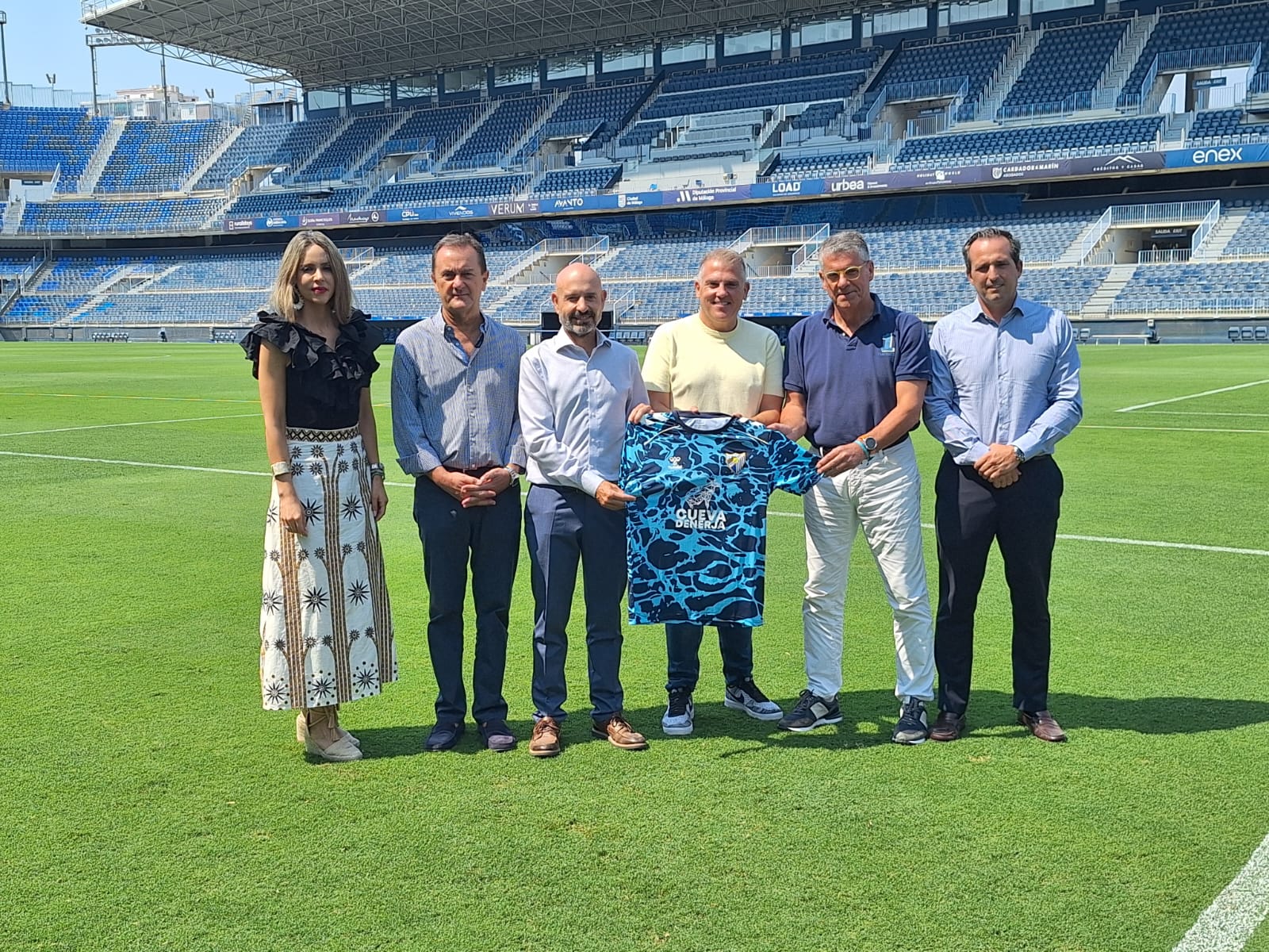 El logotipo de la Cueva de Nerja vuelve a lucir en la camiseta pre-partido del Málaga CF esta temporada 2025/26 El logotipo de la Cueva de Nerja vuelve a lucir en la camiseta pre-partido del Málaga CF esta temporada 2025/26