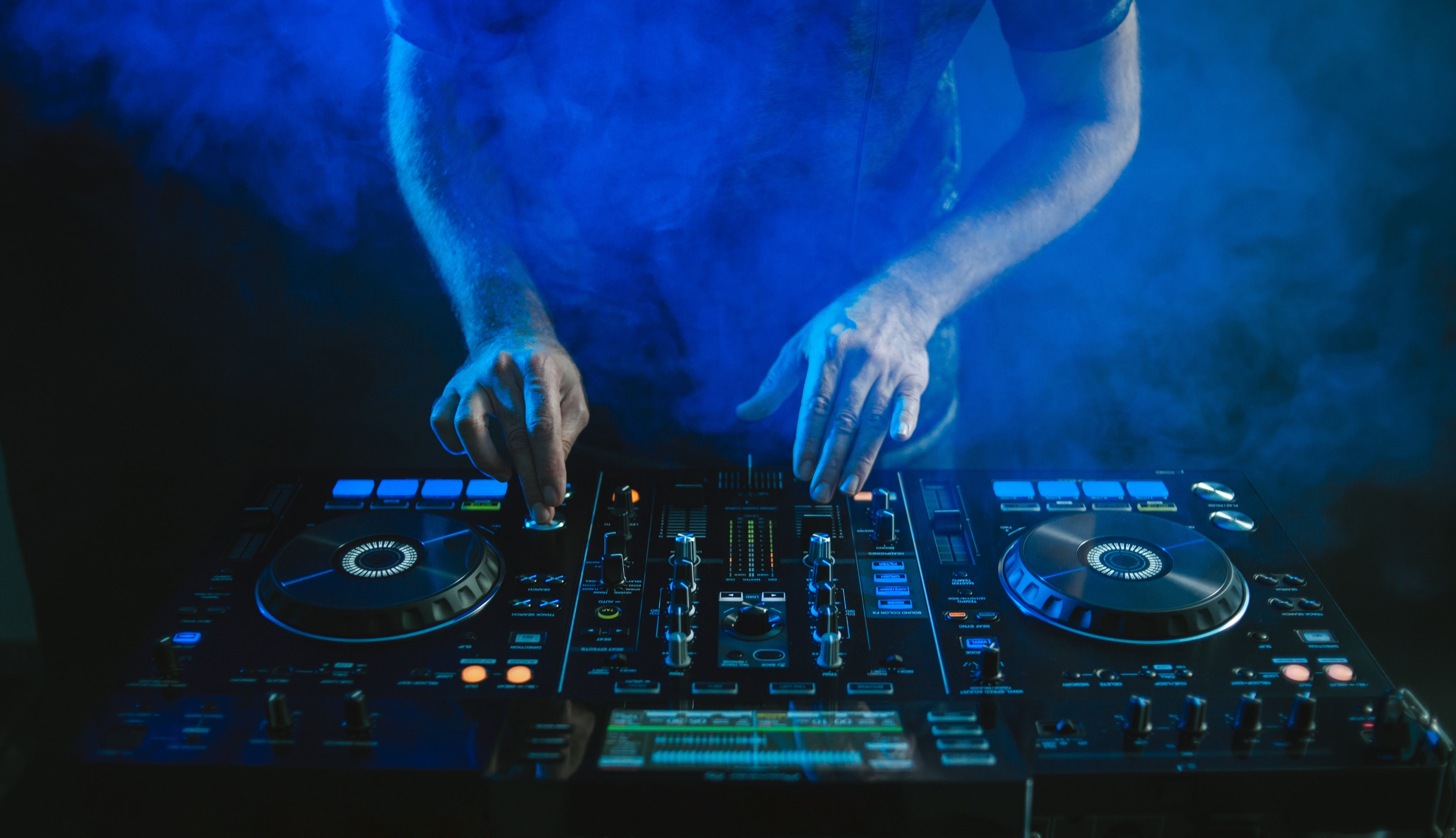 La España rural baila con DJ Choco: un poco de luz entre tanta oscuridad La España rural baila con DJ Choco: un poco de luz entre tanta oscuridad
