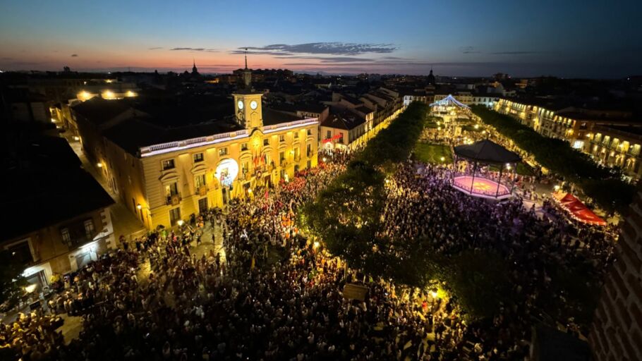 Plaza de Cervantes durante el preg&oacute;n de Ferias y Fiestas 2024
