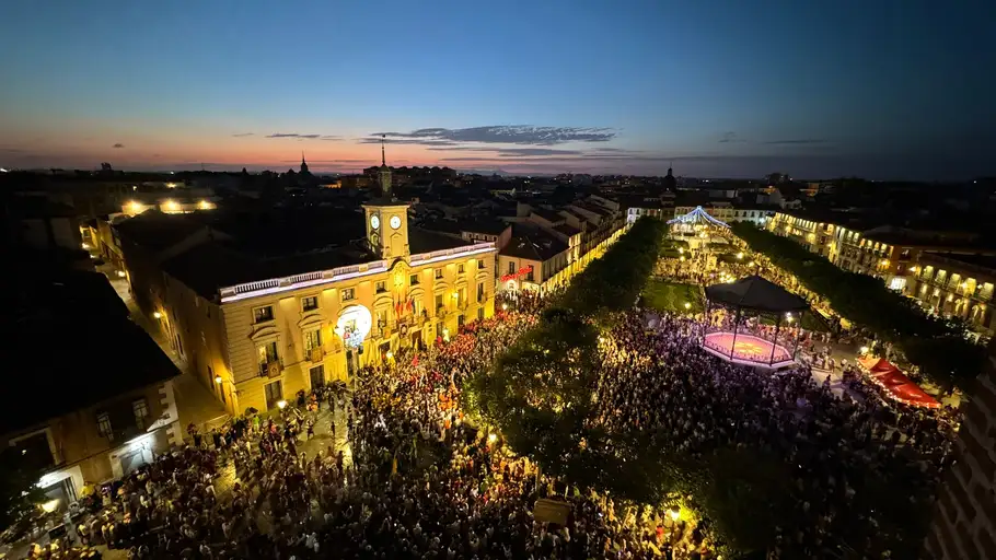 SEREM Emergencias y la peña El Hormigón colaboran en una iniciativa para repartir cubre vasos que eviten casos de sumisión química Plaza de Cervantes durante el pregón de Ferias y Fiestas 2024