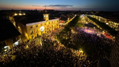 Plaza de Cervantes durante el preg&oacute;n de Ferias y Fiestas 2024