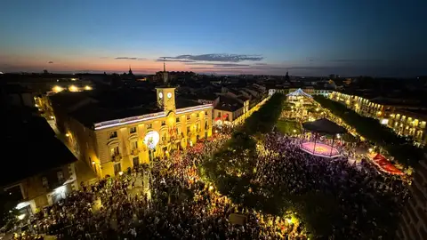 SEREM Emergencias y la peña El Hormigón colaboran en una iniciativa para repartir cubre vasos que eviten casos de sumisión química Plaza de Cervantes durante el pregón de Ferias y Fiestas 2024