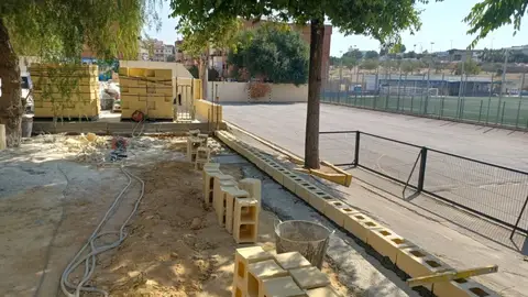 Fotografía de las intervenciones en uno de los centros educativos de Alcalá de Guadaíra (Sevilla). - AYTO. DE ALCALÁ DE GUADAÍRA. Fotografía de las intervenciones en uno de los centros educativos de Alcalá de Guadaíra (Sevilla). - AYTO. DE ALCALÁ DE GUADAÍRA.