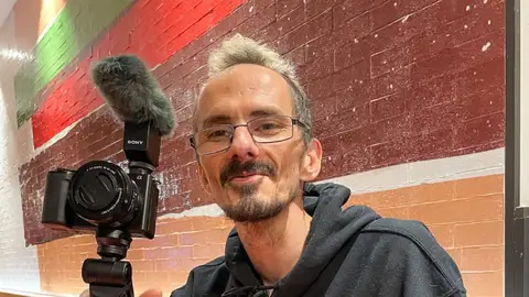 Quién era Jean Pormanove, el influencer cuya muerte fue emitida en directo en redes Quién era Jean Pormanove, el influencer cuya muerte fue emitida en directo en redes