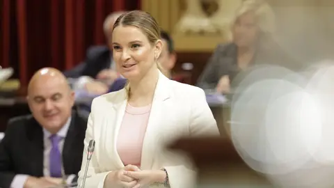 La presidenta del Govern, Marga Prohens, durante una sesión plenaria en el Parlament de les Illes Balears La presidenta del Govern, Marga Prohens, durante una sesión plenaria en el Parlament de les Illes Balears
