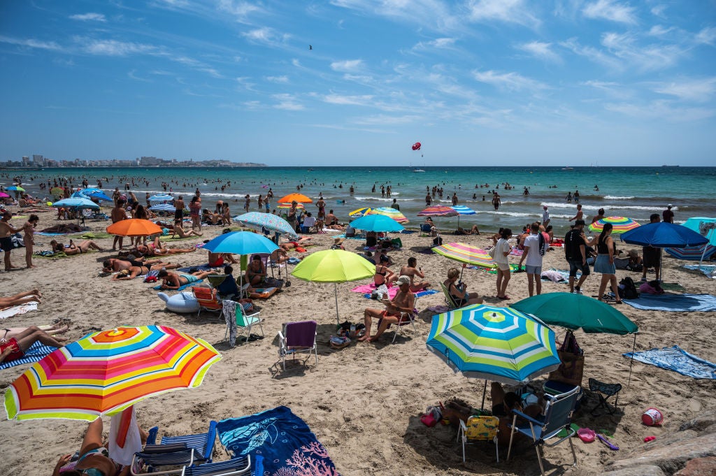 Un trabajador de una playa de Alicante prohíbe el paso a "rojos" y "etarras" y el Ayuntamiento le abre un expediente Un trabajador de una playa de Alicante prohíbe el paso a "rojos" y "etarras" y el Ayuntamiento le abre un expediente