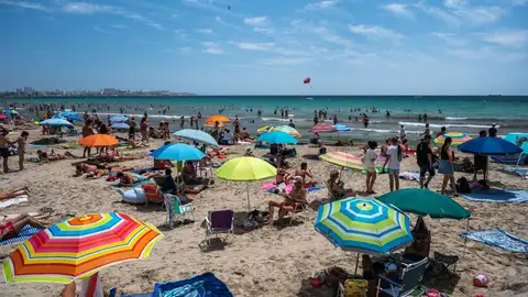 Un trabajador de una playa de Alicante prohíbe el paso a "rojos" y "etarras" y el Ayuntamiento le abre un expediente Un trabajador de una playa de Alicante prohíbe el paso a "rojos" y "etarras" y el Ayuntamiento le abre un expediente