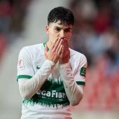 Adam Boayar celebra un gol con el Elche.