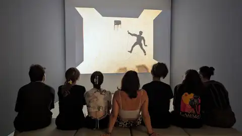 Un grupo de jóvenes visionando una de las obras de Kara Walker Un grupo de jóvenes visionando una de las obras de Kara Walker