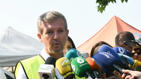 El presidente de la Xunta, Alfonso Rueda (c), atiende a la prensa durante su visita al puesto de mando avanzado en Quiroga (Lugo) El presidente de la Xunta, Alfonso Rueda (c), atiende a la prensa durante su visita al puesto de mando avanzado en Quiroga (Lugo)