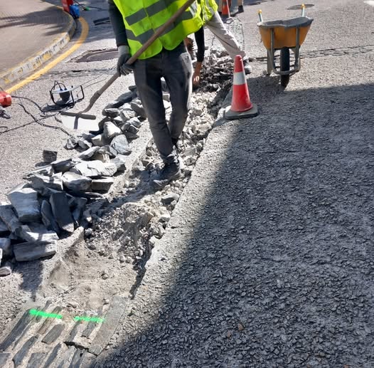 El lunes 25 de agosto comienzan las obras de rehabilitación del pavimento asfáltico en seis puntos de Santiago con una inversión de unos 370.000 euros El lunes 25 de agosto comienzan las obras de rehabilitación del pavimento asfáltico en seis puntos de Santiago con una inversión de unos 370.000 euros
