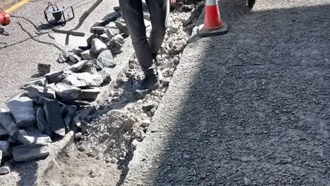 El lunes 25 de agosto comienzan las obras de rehabilitación del pavimento asfáltico en seis puntos de Santiago con una inversión de unos 370.000 euros El lunes 25 de agosto comienzan las obras de rehabilitación del pavimento asfáltico en seis puntos de Santiago con una inversión de unos 370.000 euros