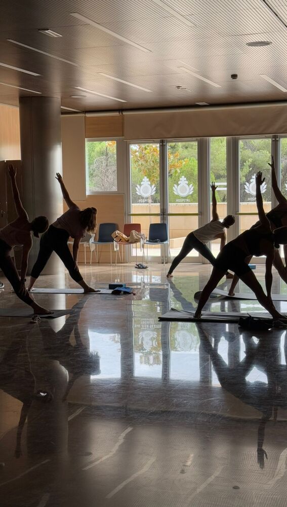 Sesión de yoga con los trabajadores del Hospital San Juan de Dios