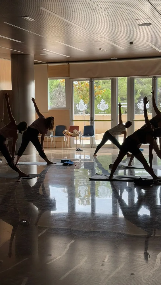 Sesión de yoga con los trabajadores del Hospital San Juan de Dios Sesión de yoga con los trabajadores del Hospital San Juan de Dios