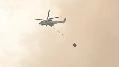 Los medios aéreos actúan en el incendio en Tarifa, A 6 de agosto de 2025 en Tarifa, Cádiz (Andalucía, España). - Francisco J. Olmo - Europa Press Los medios aéreos actúan en el incendio en Tarifa, A 6 de agosto de 2025 en Tarifa, Cádiz (Andalucía, España). - Francisco J. Olmo - Europa Press