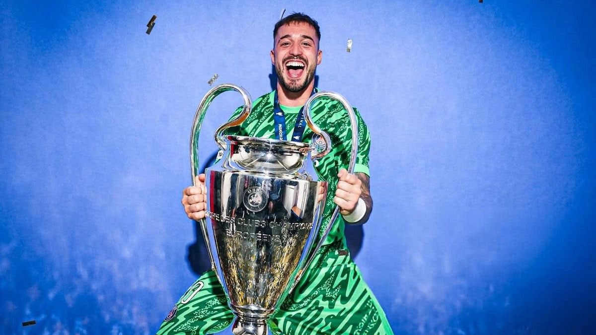 Arnau Tenas apunta a la portería del Villarreal Arnau Tenas apunta a la portería del Villarreal