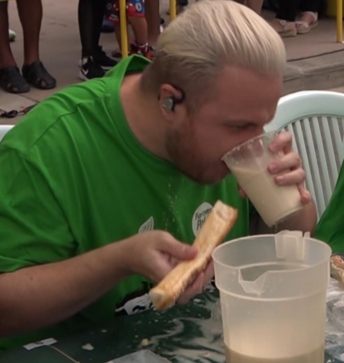 Comer 76 fartons en tan solo 37 minutos, descubre el original concuso de Xàtiva en Más de Uno Valencia Comer 76 fartons en tan solo 37 minutos, descubre el original concuso de Xàtiva en Más de Uno Valencia