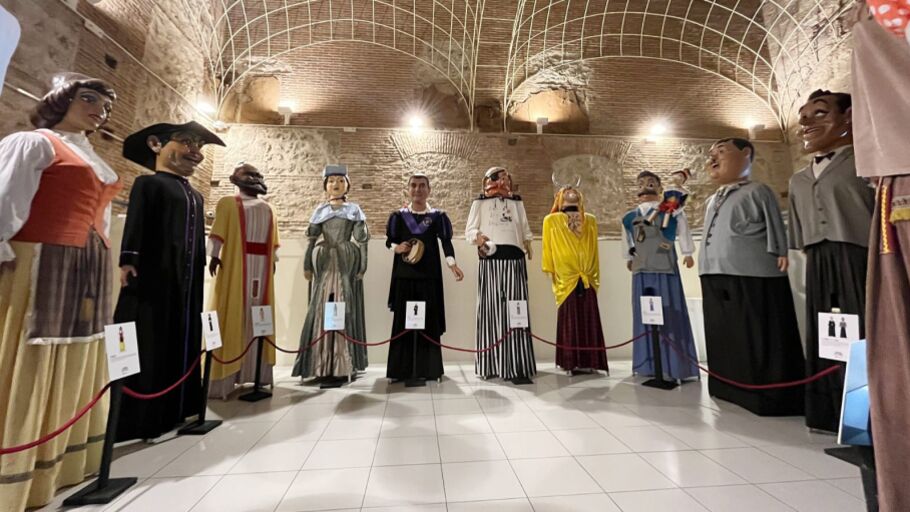 Exposici&oacute;n de la Comparsa de Gigantes y Cabezudos de Alcal&aacute;