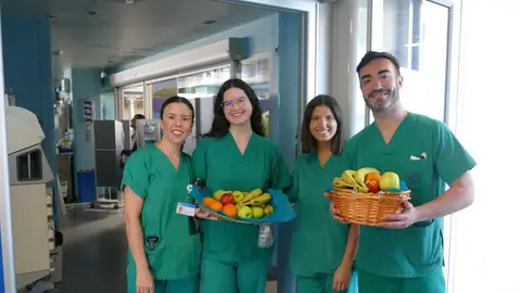 "Cuidar a los que cuidan" Trabajadores del Hospital San Juan de Dios sostienen un a cesta de fruta "Cuidar a los que cuidan" Trabajadores del Hospital San Juan de Dios sostienen un a cesta de fruta