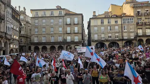 Centos de ourensáns protestan contra a política forestal da Xunta Centos de ourensáns protestan contra a política forestal da Xunta