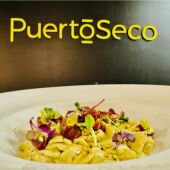 Cremoso de guacamole con dados picantes de atún rojo Haspac Tuna.