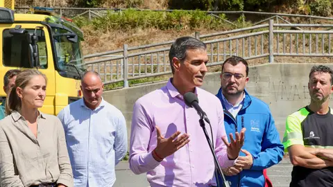 El presidente del Gobierno, Pedro Sánchez, acompañado por la vicepresidenta tercera y ministra para la Transición Ecológica y el Reto Demográfico, Sara Aagesen, y el presiente de Asturias, Adrián Barbón. El presidente del Gobierno, Pedro Sánchez, acompañado por la vicepresidenta tercera y ministra para la Transición Ecológica y el Reto Demográfico, Sara Aagesen, y el presiente de Asturias, Adrián Barbón.