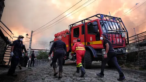 Varios servicios de emergencia intentan extinguir el incendio en León 37 municipios de Castilla y León en alarma extrema