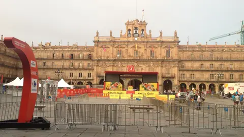 La Plaza Mayor, con el consistorio charro al fondo, preparada para albergar la salida de una etapa en 2018 La Plaza Mayor, con el consistorio charro al fondo, preparada para albergar la salida de una etapa en 2018
